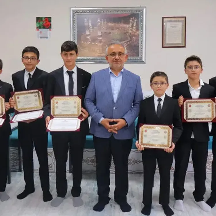 Bayburt'ta Hafızlık Eğitimi Alan Öğrenciler Belgelerini Aldı