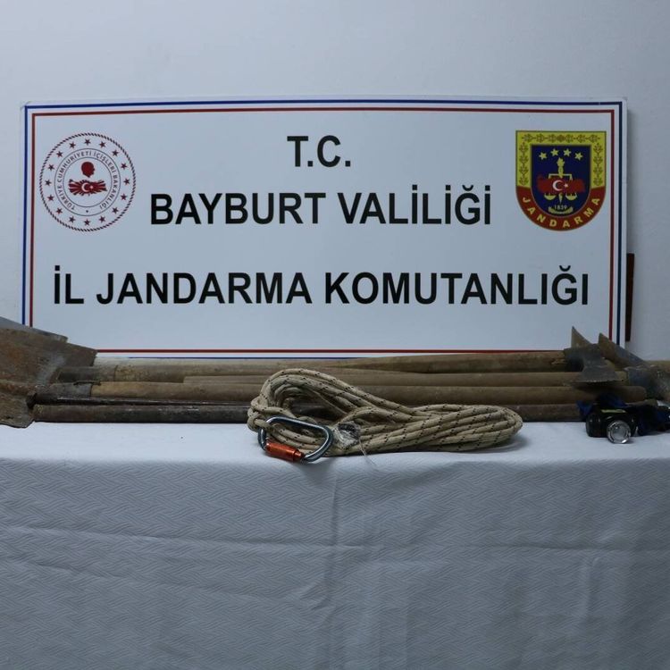 Bayburt’ta kaçak kazı yapan 6 şüpheliye suçüstü!