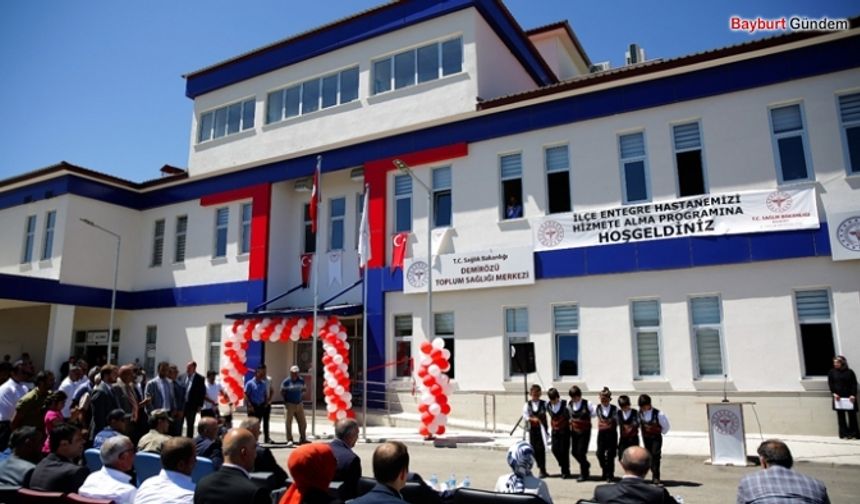 Demirözü’nde entegre hastane törenle hizmete açıldı.