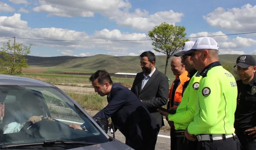 Trafik Haftasında,Kaymakam ve Belediye Başkanı Sürücülere broşür dağıttı