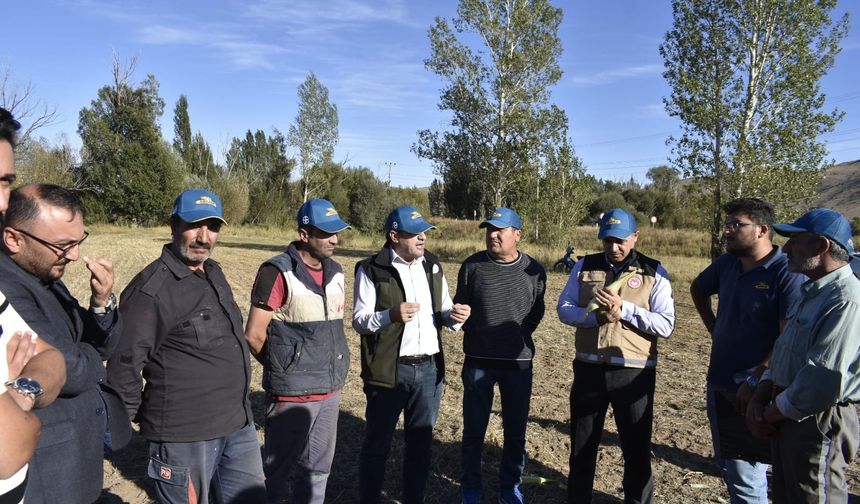 İl Müdürü Ersen, Sahada Üreticilere tarımsal desteklemeyi anlattı