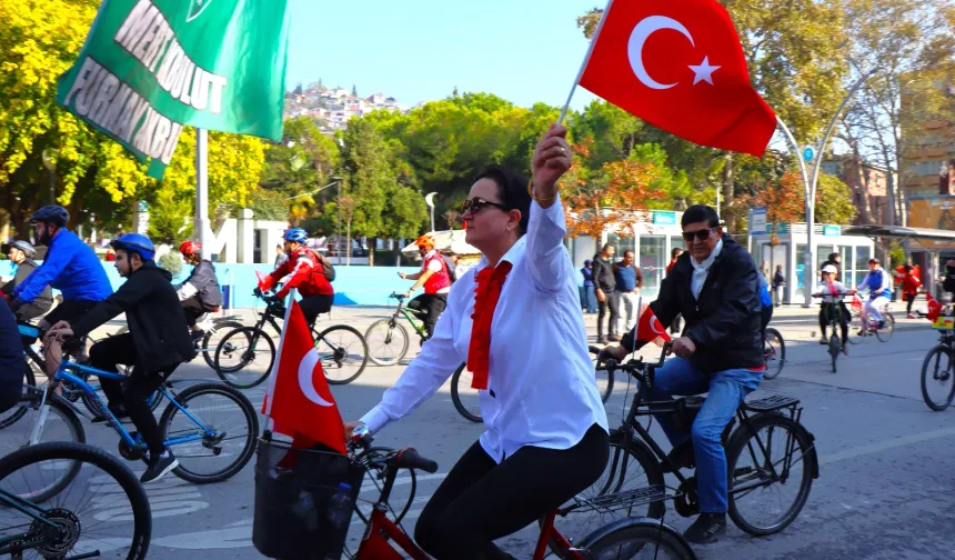 Kocaeli İzmit'te bisikletlilerden renkli kortej