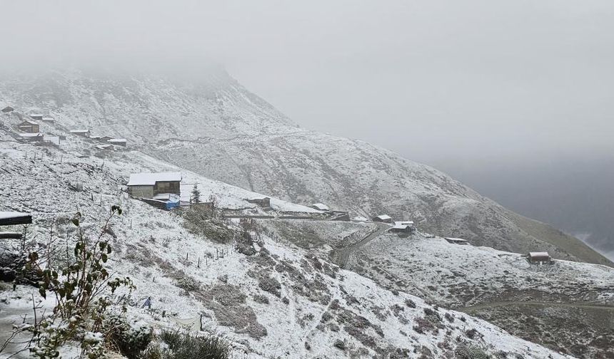 Bayburt’ta yüksek kesimlere mevsimin ilk kar'ı yağdı