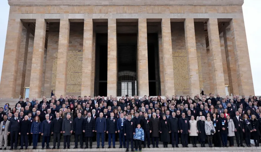 Bakan Tekin 81 ilin öğretmenleri ile Ata'nın huzurunda