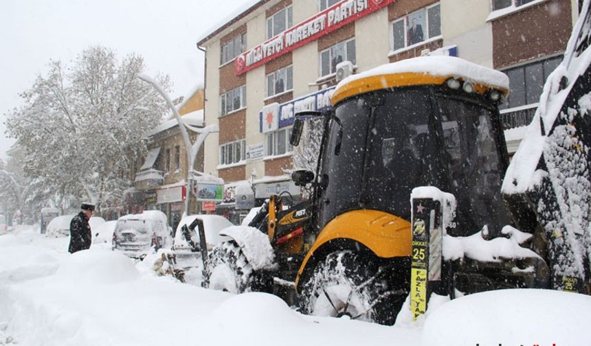 Bayburt Belediyesi'nden yoğun karla mücadele mesaisi