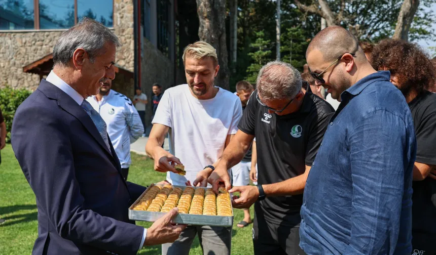 Başkan Alemdar'dan Bolu kampına baklavalı moral