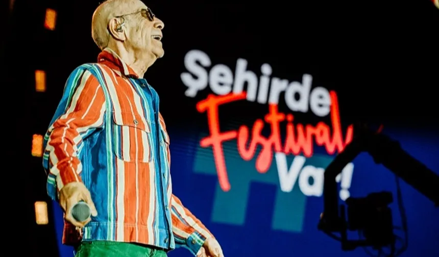 Mazhar-Fuat 'MFÖ şarkıları' ile Bursa'da zamanı durdurdu