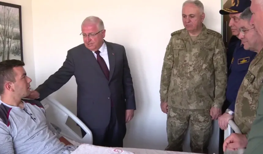 Metan gazından zehirlenen askerler GATA’da ziyaret edildi