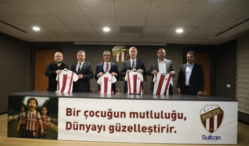 Bursa İnegöl'den 60 bin öğrenciye forma ve eşofman kampanyası