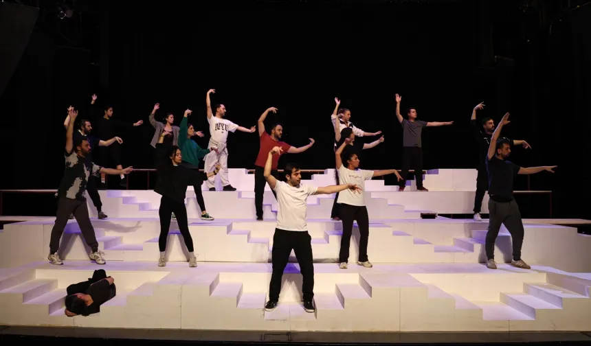 Bursa'da Nilüfer Kent Tiyatrosu'ndan 'Lüküs Hayat'