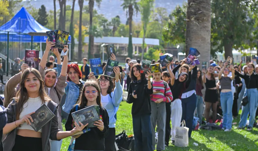 Edebiyat dünyasının kalbi İzmir Kültürpark’ta attı