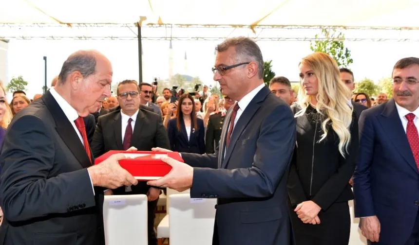 KKTC'de devir teslim tamam! Erhürman görevi Tatar'dan devraldı