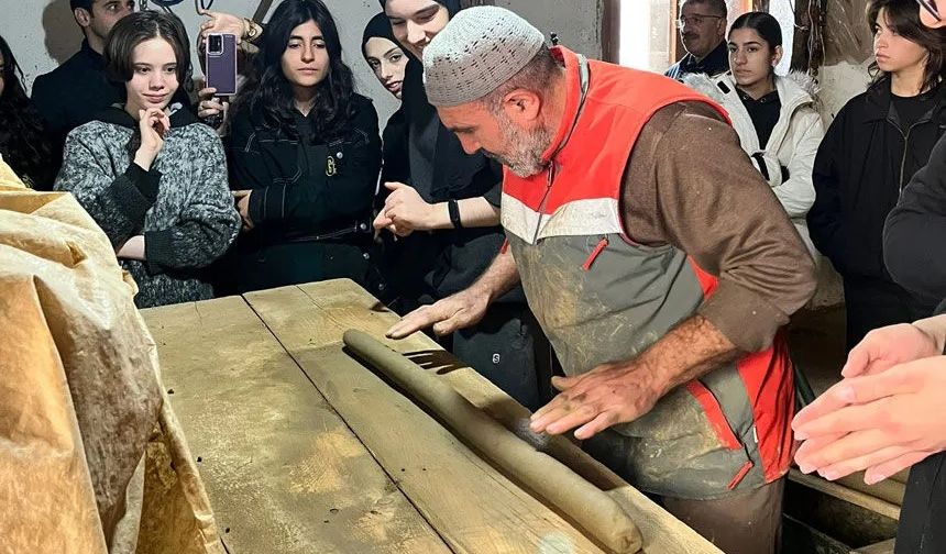 Bayburt'ta Öğrenciler tandır yapımına tanıklık etti