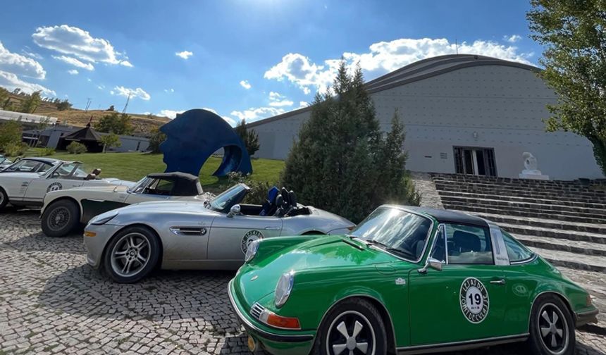 Klasik otomobillerin renkli yolculuğuna Baksı Müzesi de dahil oldu.