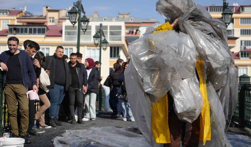 Güncel sanat, Bayburt Üniversitesi'nde sanatseverlerle buluştu.