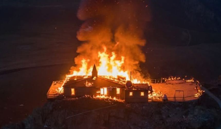 Kırklar Dağı Mescidi, çıkan yangın sonucu tamamen kullanılamaz hale geldi.