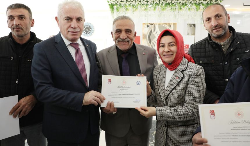 Bayburt'ta Muhtarlar Akademisi sona erdi, belgeleri verildi