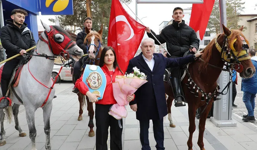 Bayburt’un Gururu Elif Nur Turhan, çiçeklerle karşılandı