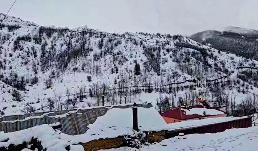 Bayburt’un yüksek kesimlerine kar yağdı