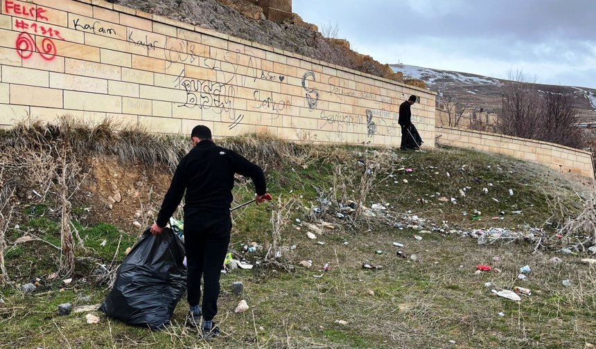 Bayburt Kalesi, çöp yığınlarından arındırıldı!