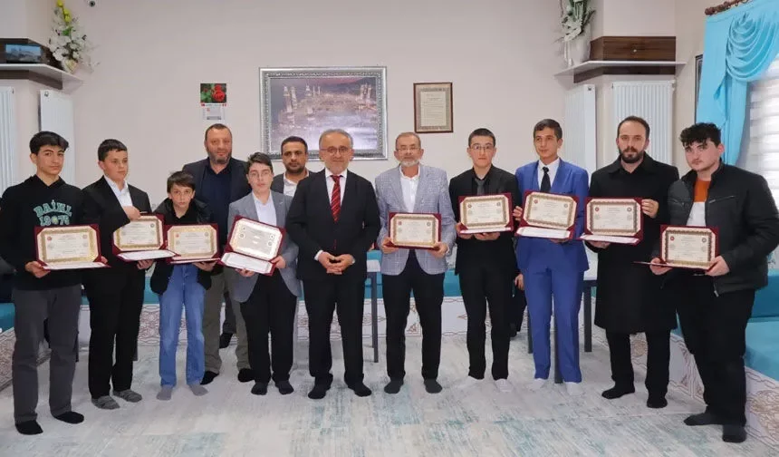 Bayburt’ta Kur’an Kursu Öğrencileri Hafızlık Belgelerini Aldı