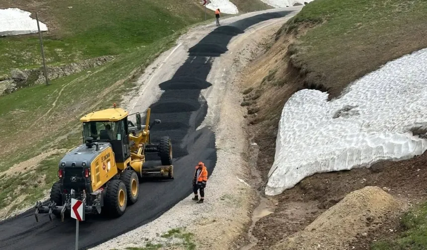 Karayolları Bayburt ekipleri Balahor yolunu asfaltlıyor