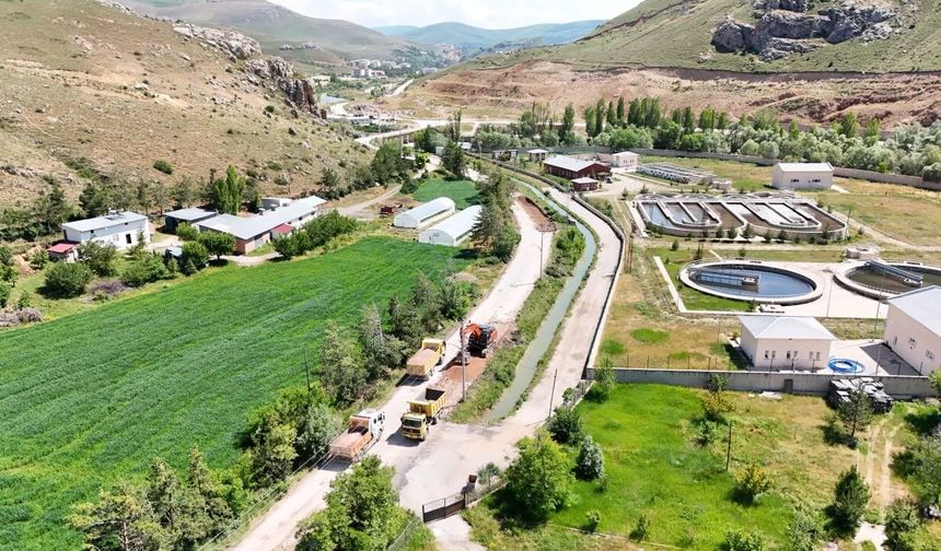 25 Köyün Ulaşımını Sağlayan İspir Grup Yolu'nda Asfaltlama Çalışması