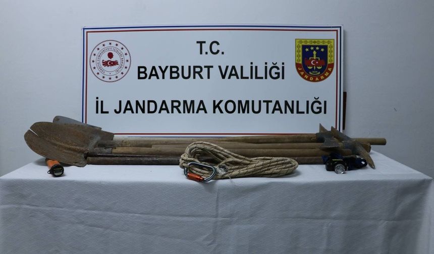 Bayburt’ta kaçak kazı yapan 6 şüpheliye suçüstü!