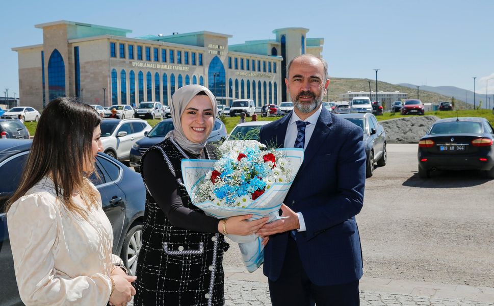Üniversite Personeli, Rektör Türkmen’e karşılama töreni yaptı