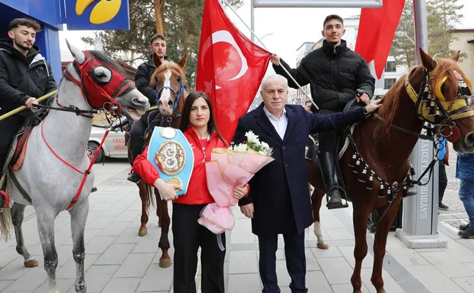 Bayburt’un Gururu Elif Nur Turhan, çiçeklerle karşılandı